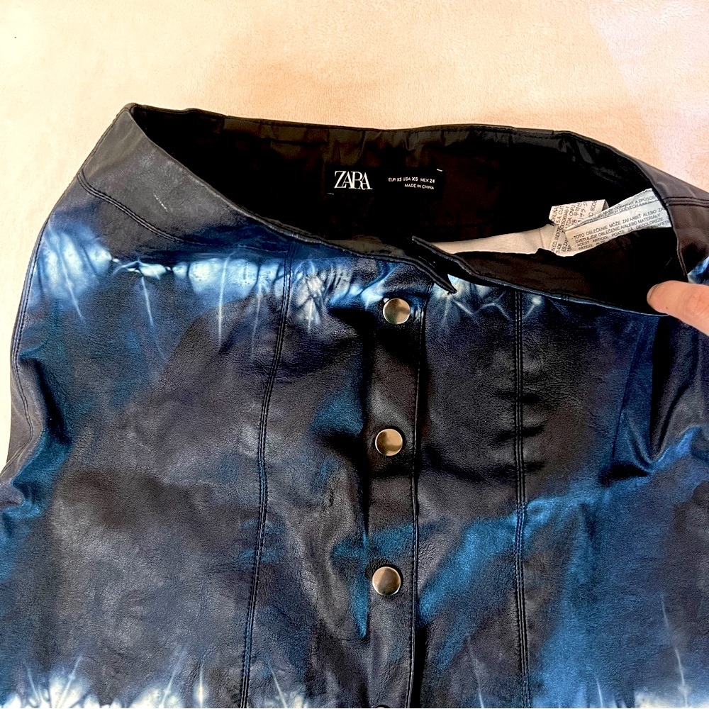 Abstract lightning print pleather button up skirt